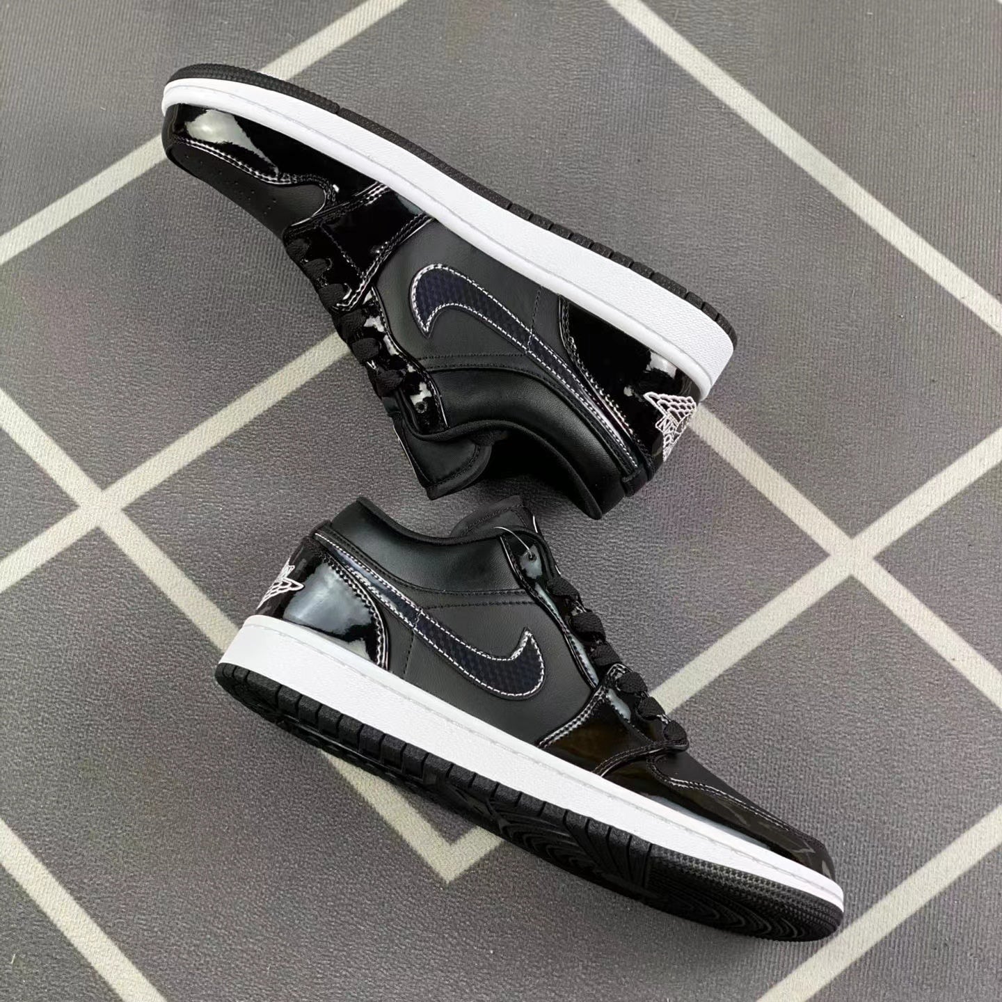 Nike Air Jordan 1 low Lacquer surface NERO bianco