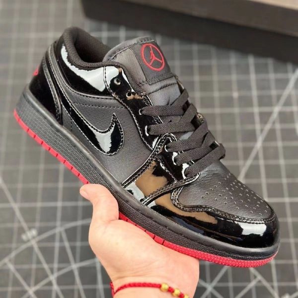 Nike Air Jordan 1 low Superficie laccata Nero rosso