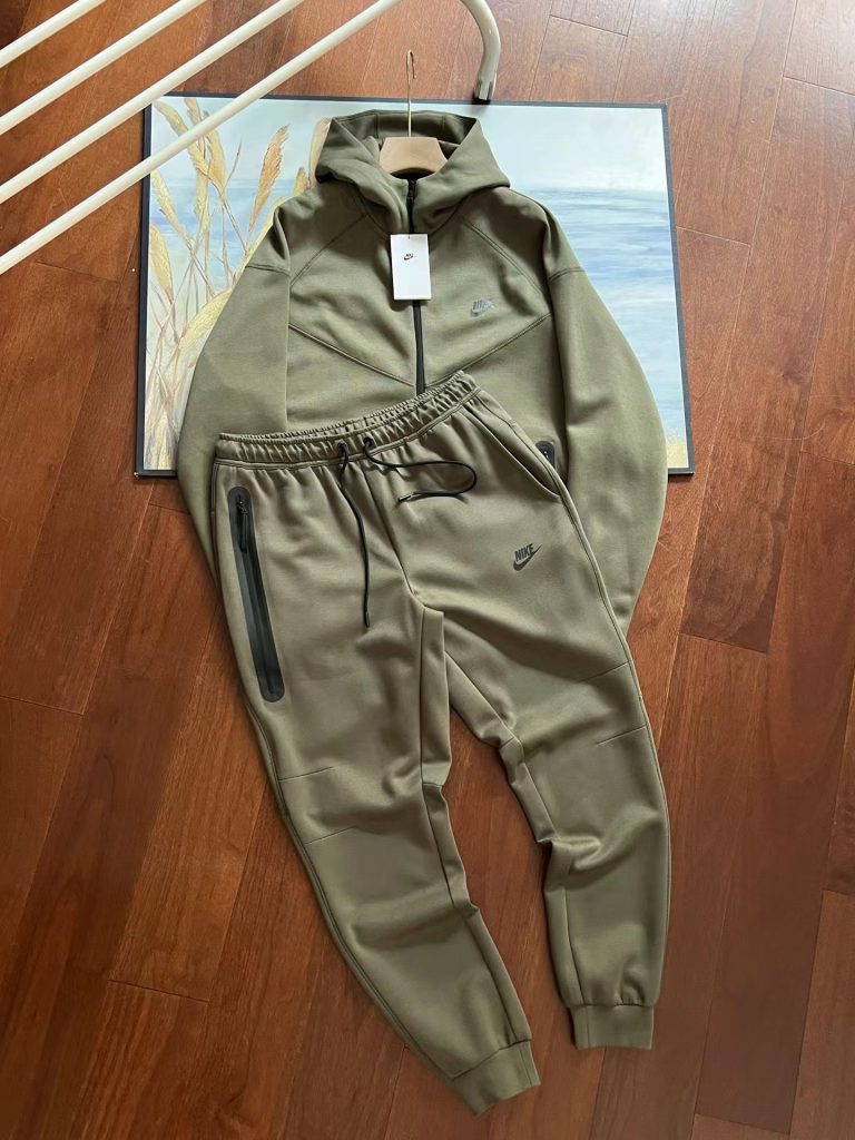 Completo sportivo Nike NSW Tech
