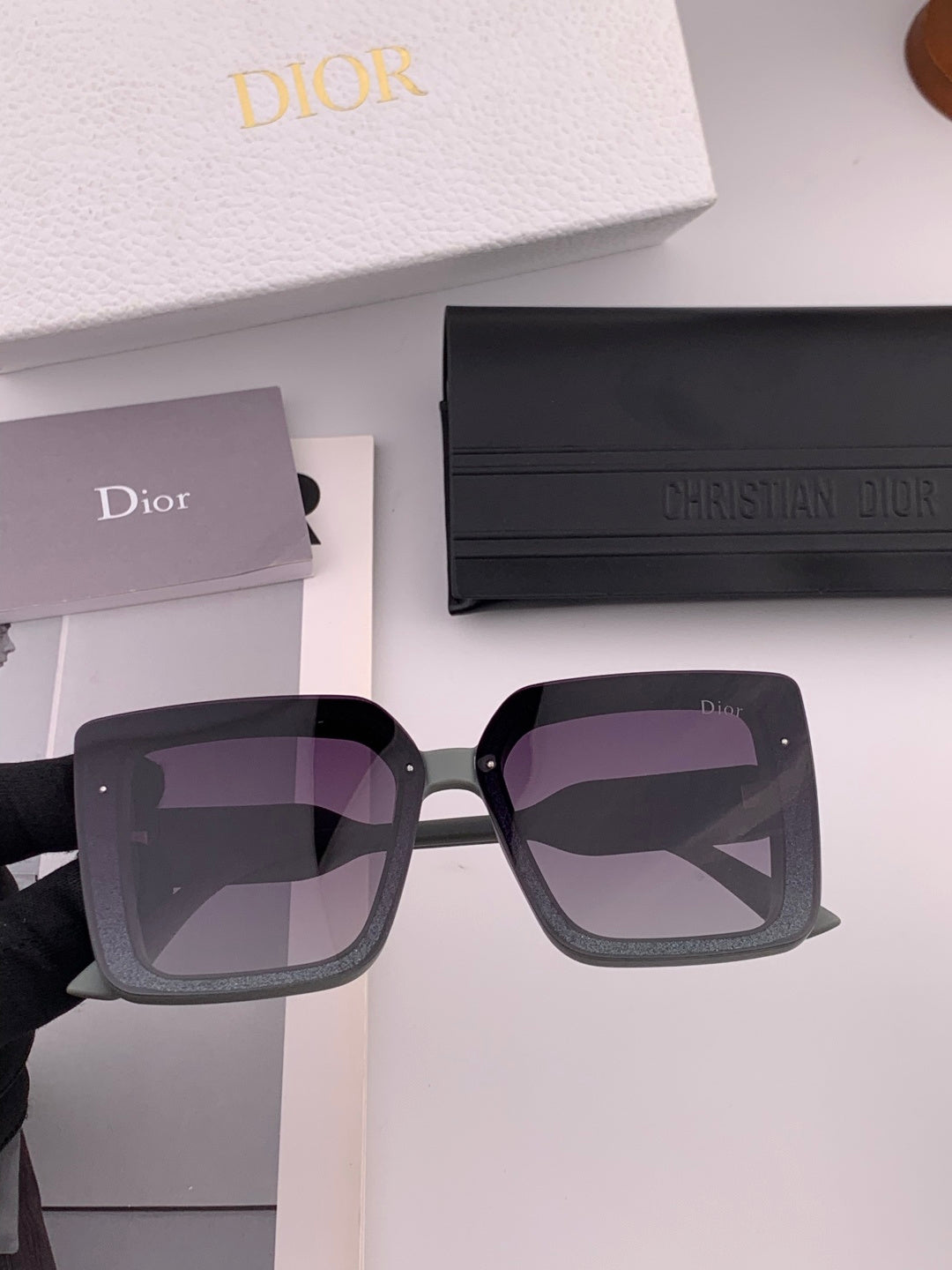DIOR