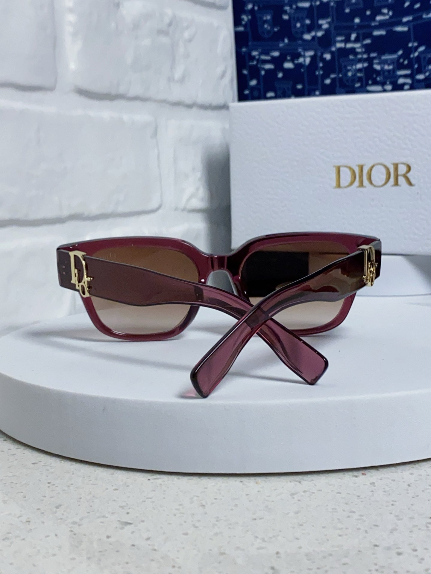 DIOR