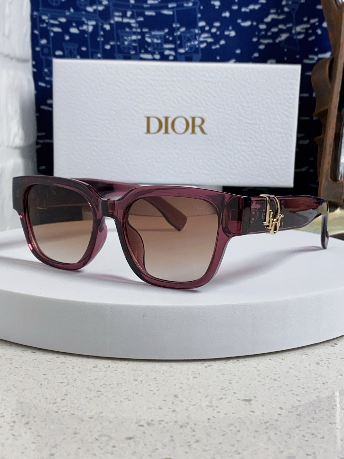 DIOR