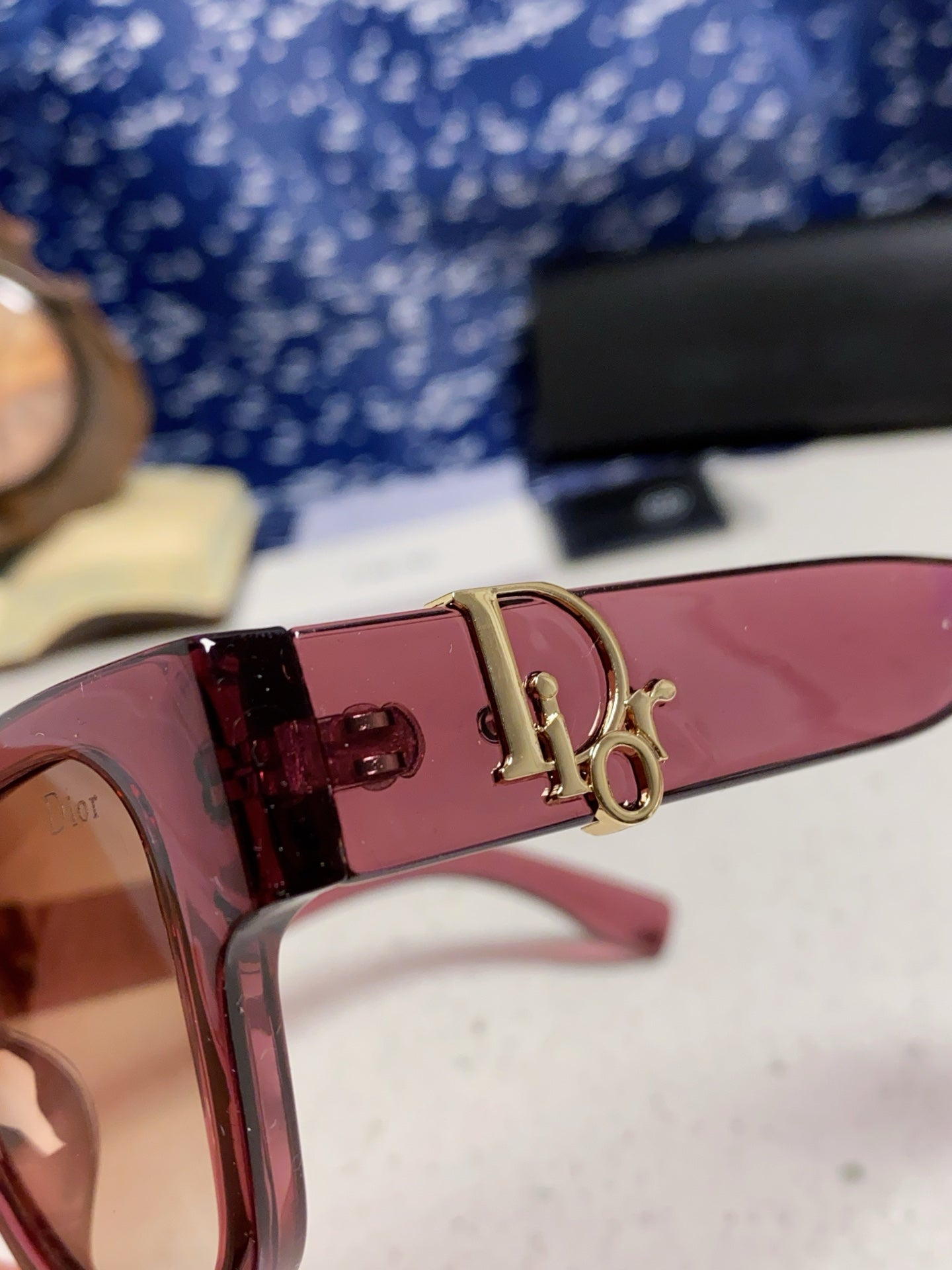 DIOR