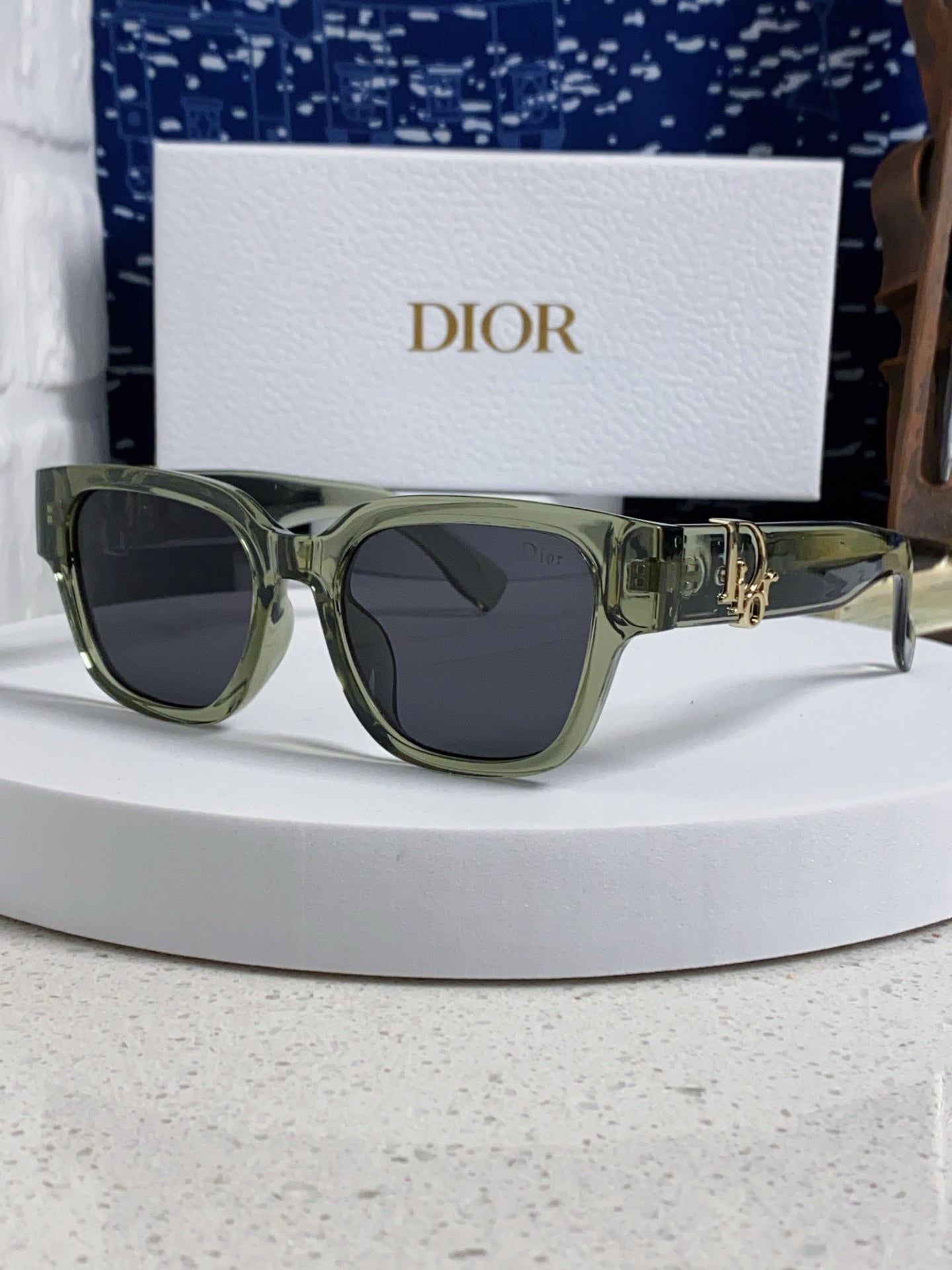 DIOR