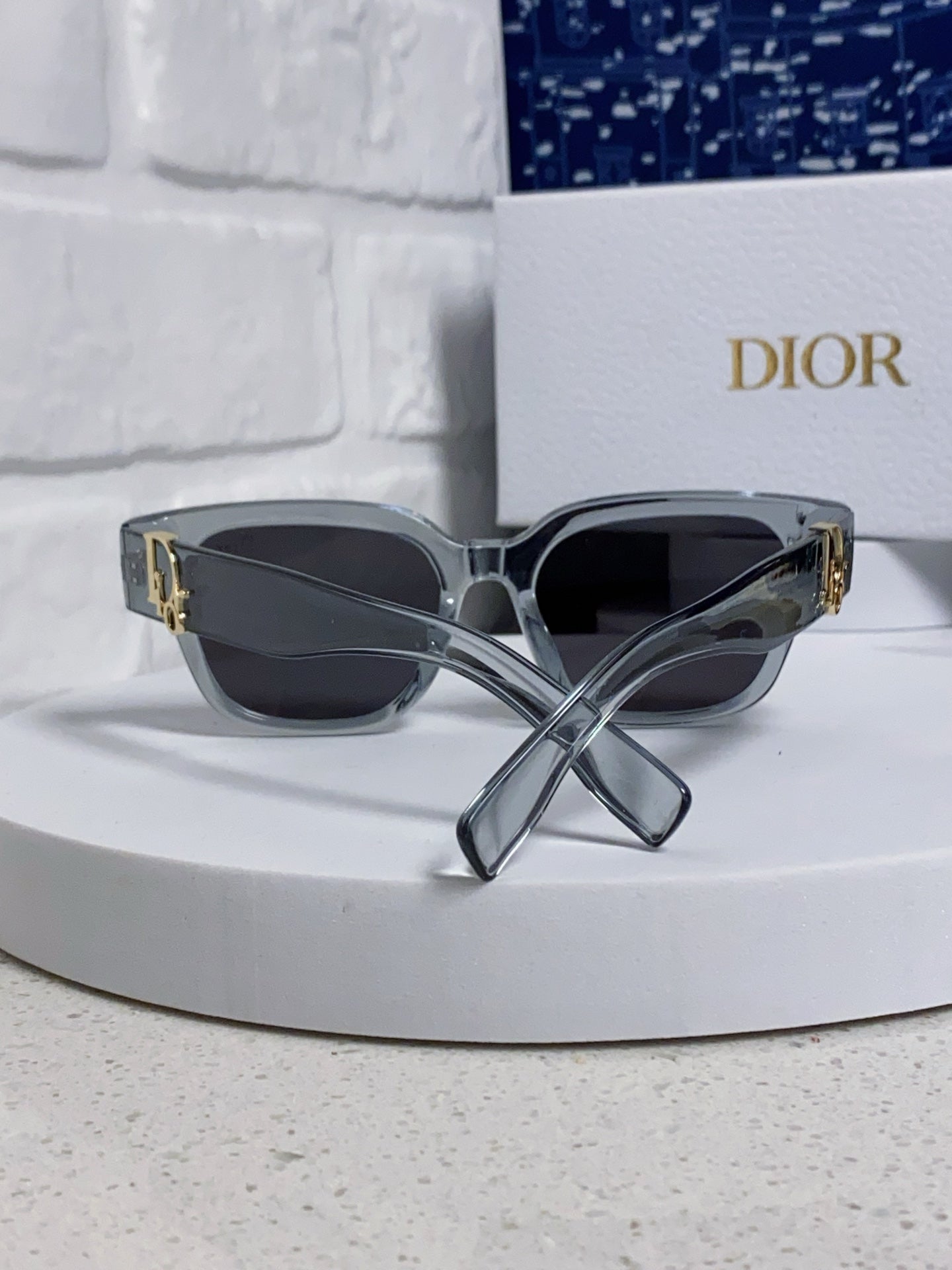 DIOR