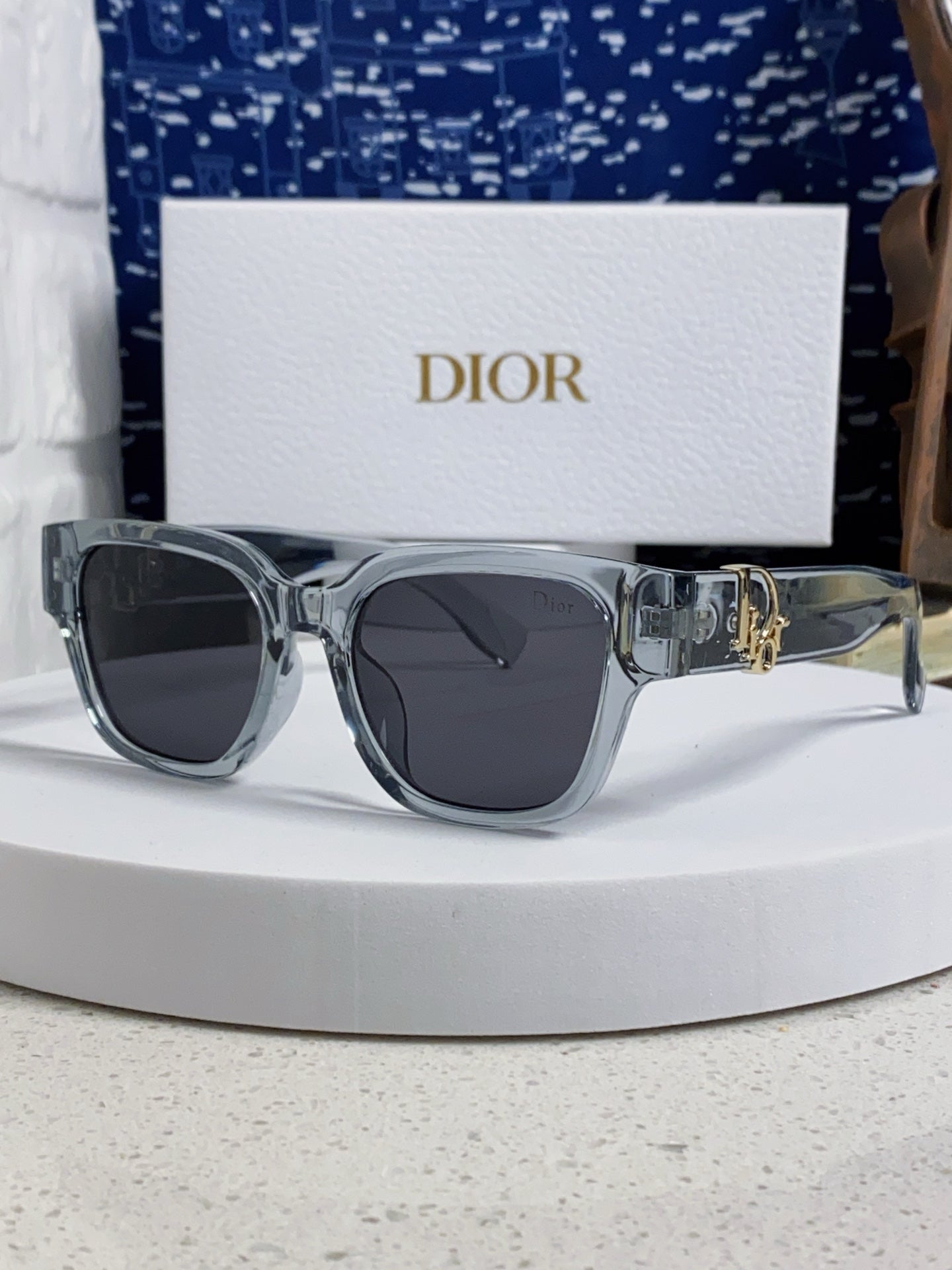 DIOR