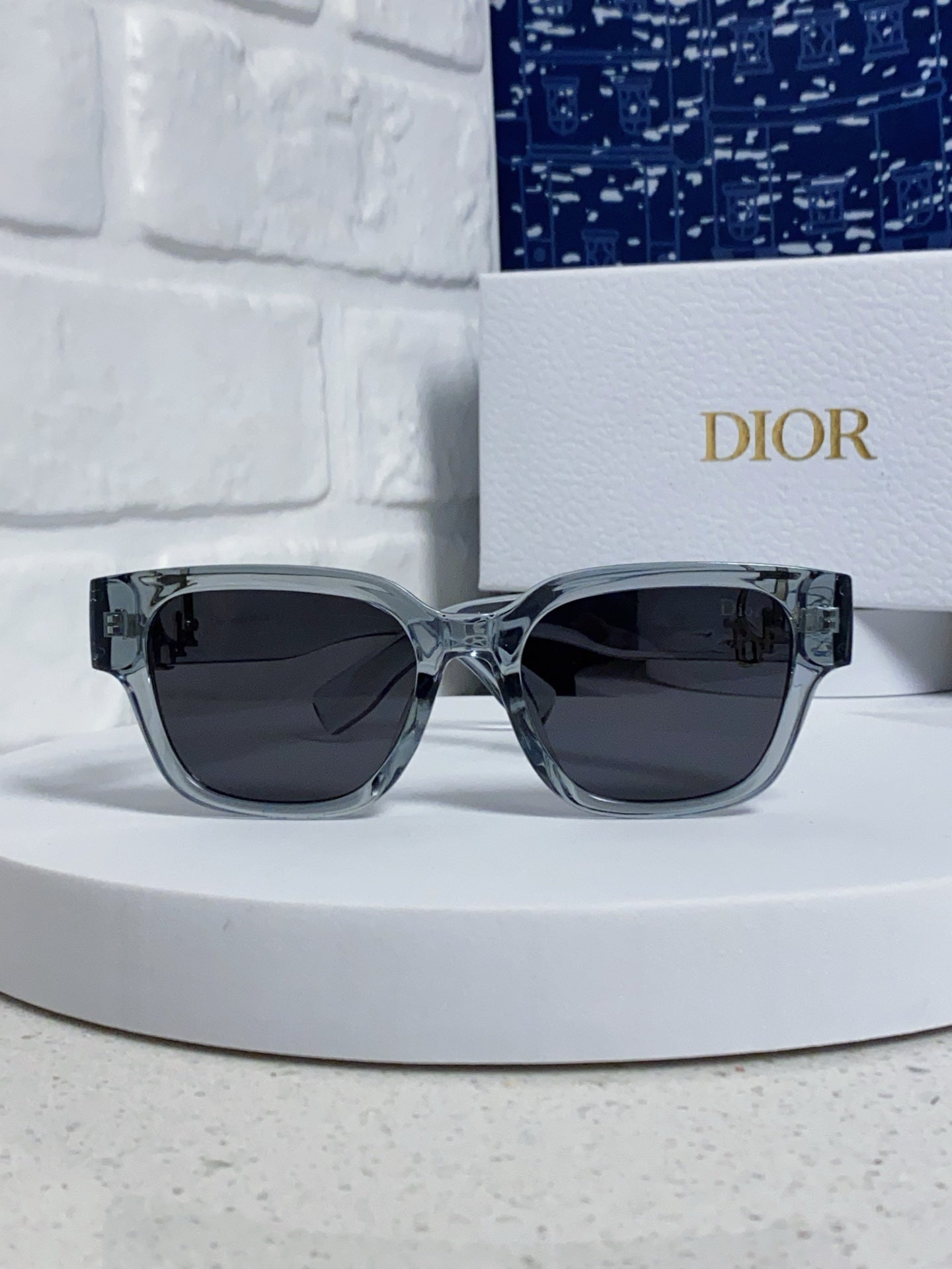 DIOR