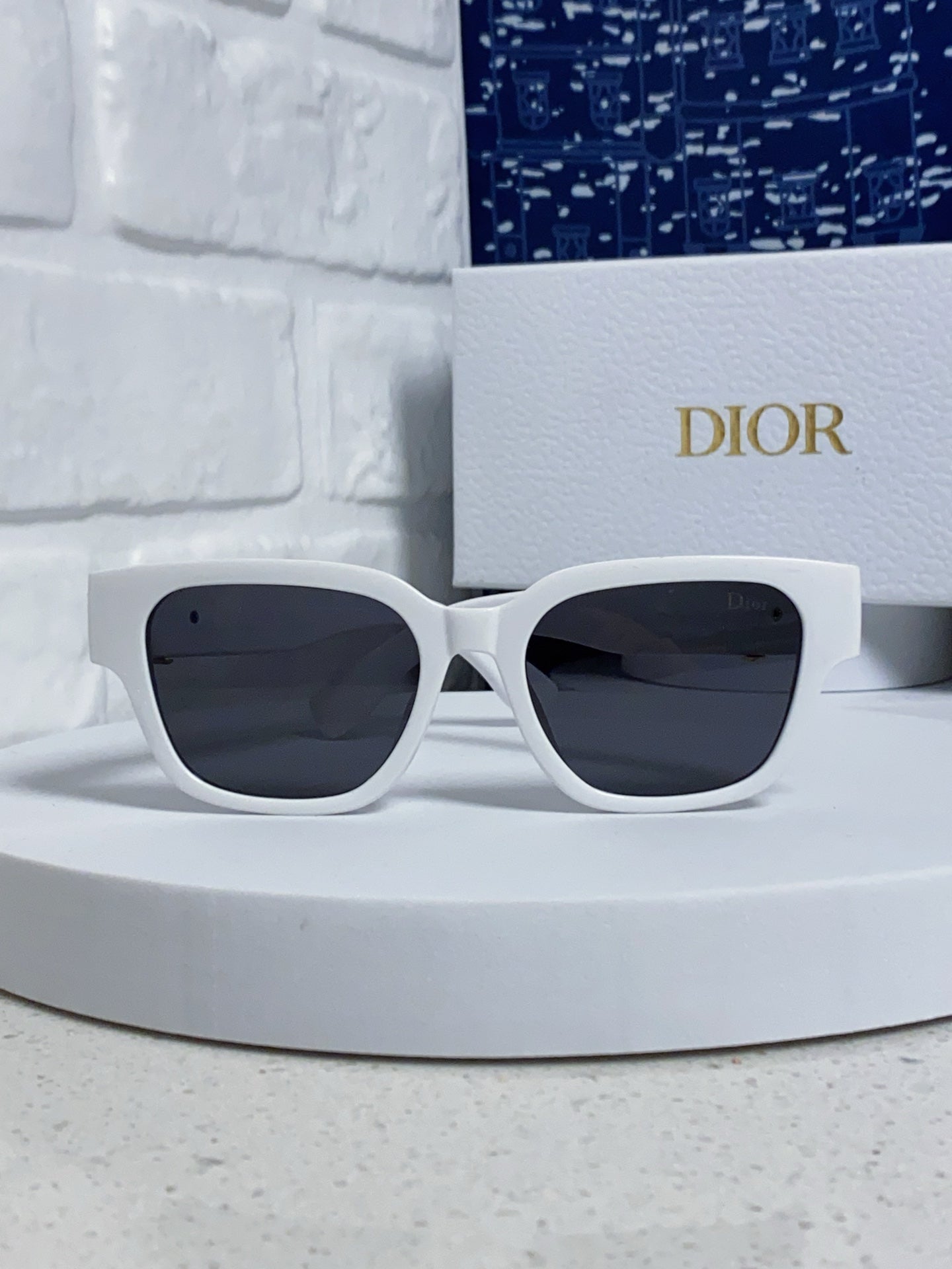 DIOR