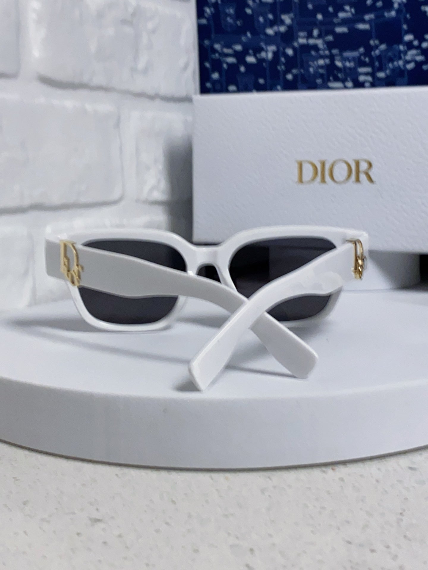 DIOR
