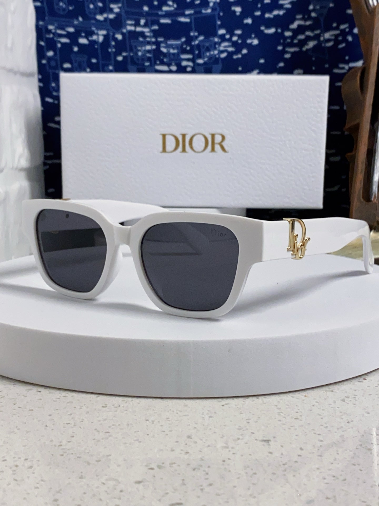 DIOR