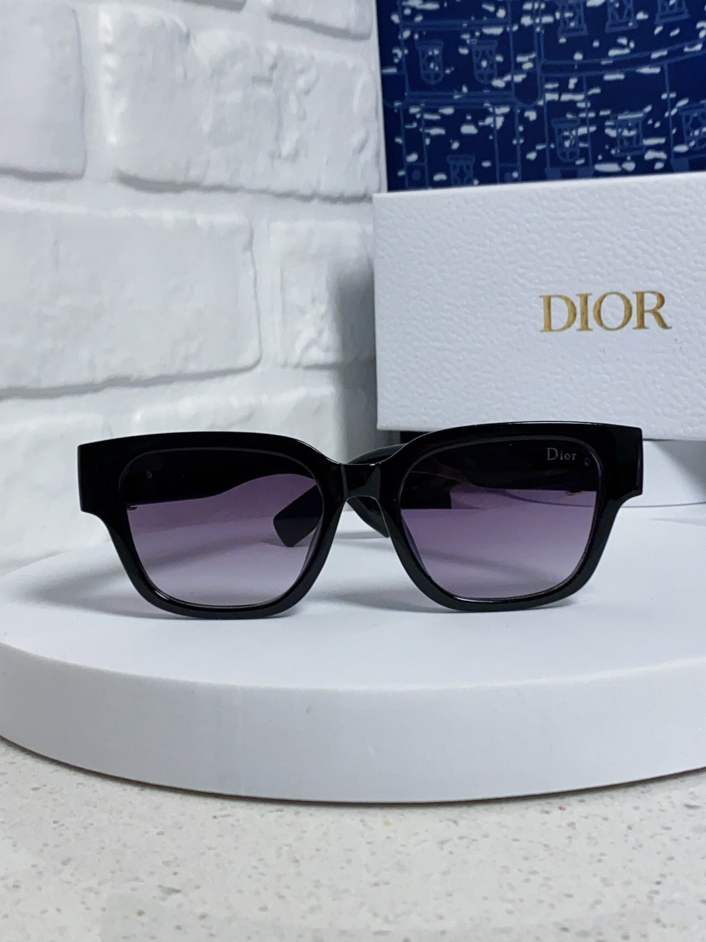 DIOR