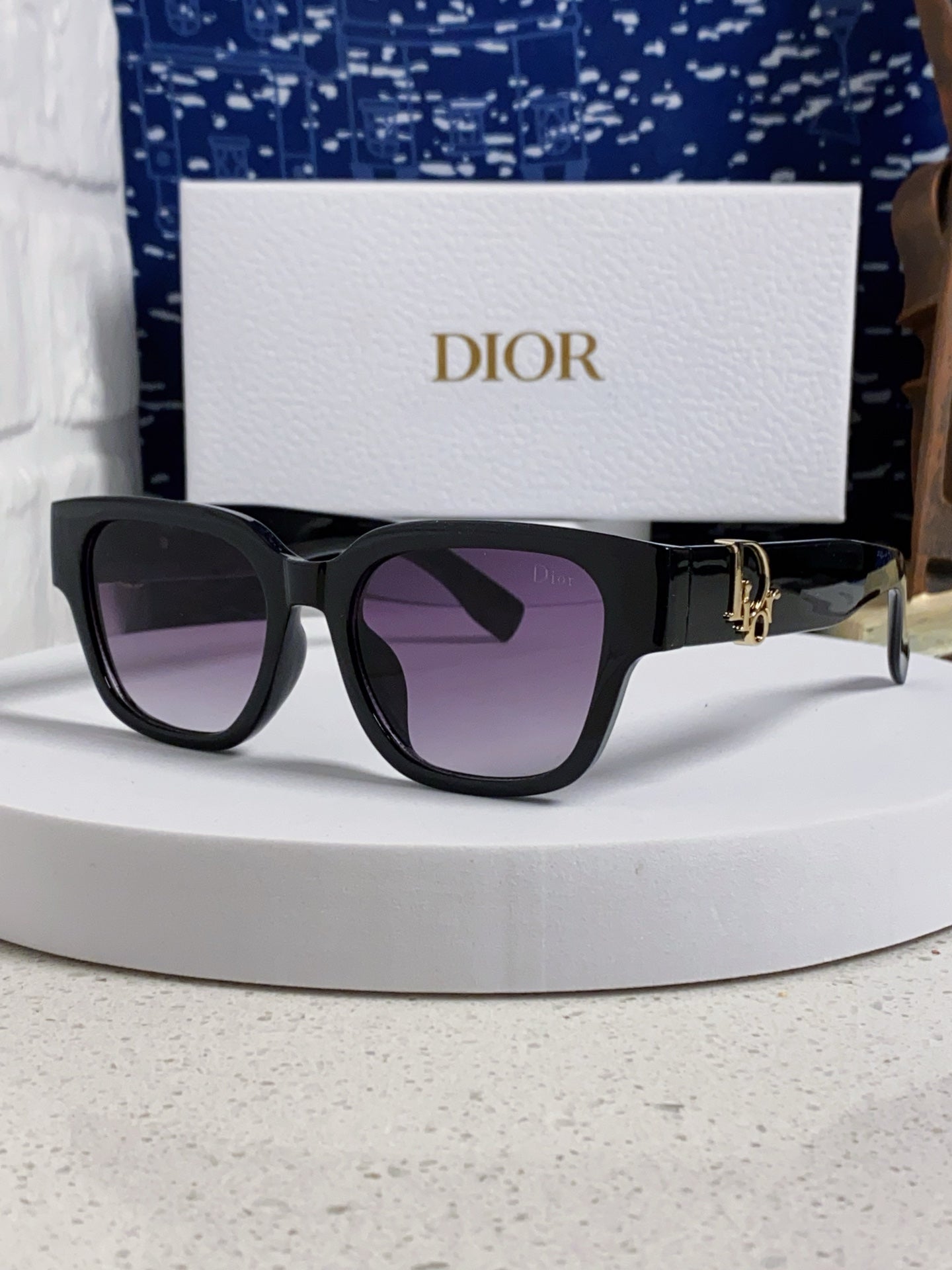 DIOR