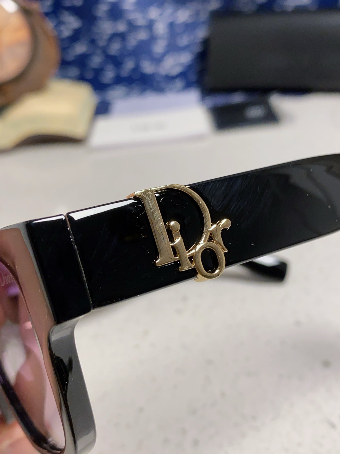 DIOR