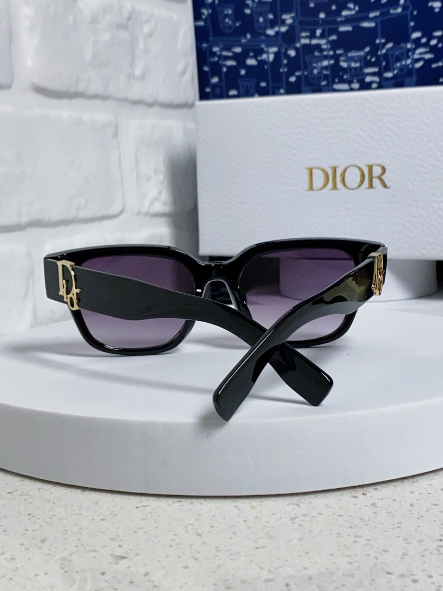 DIOR