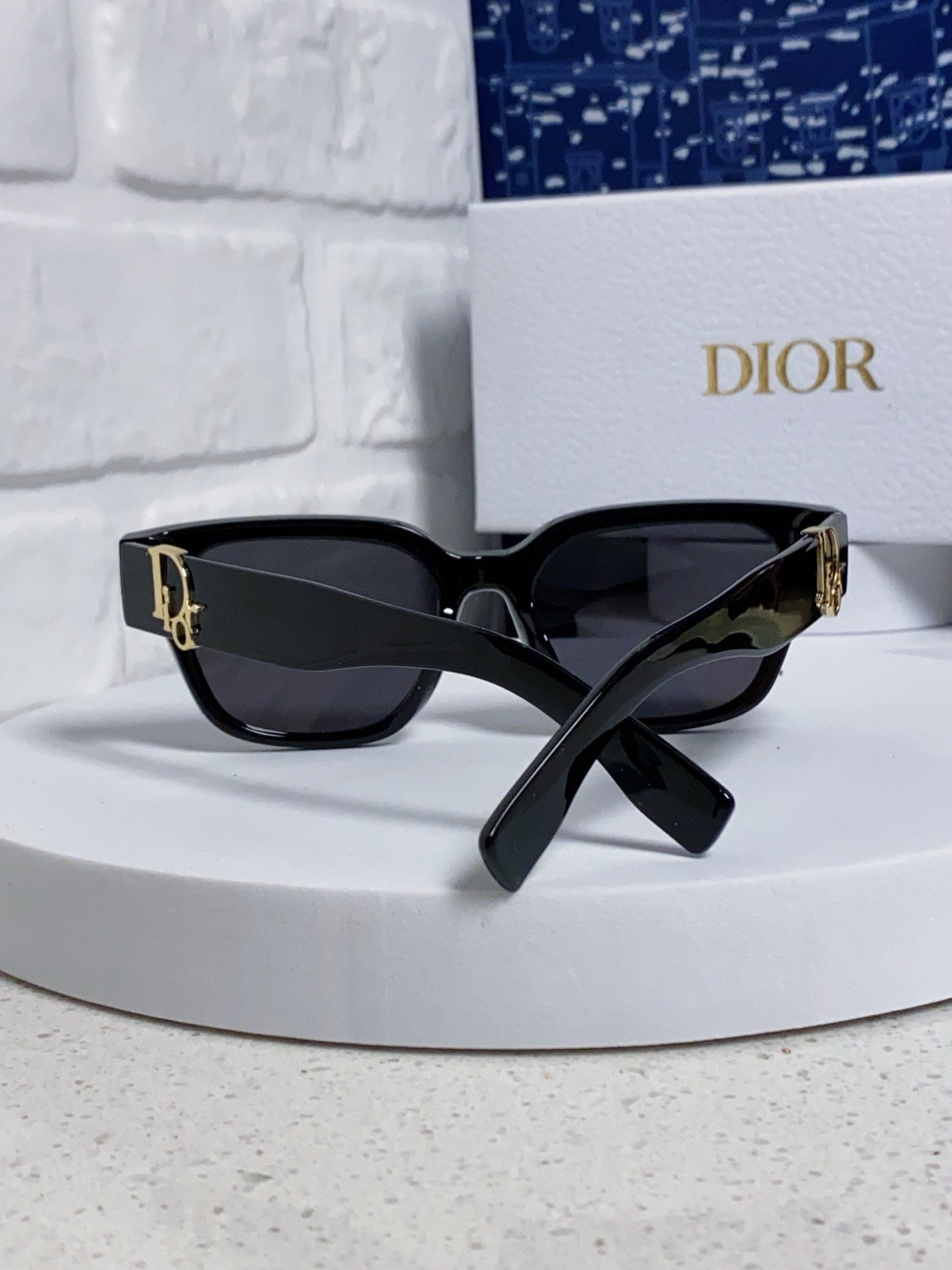 DIOR