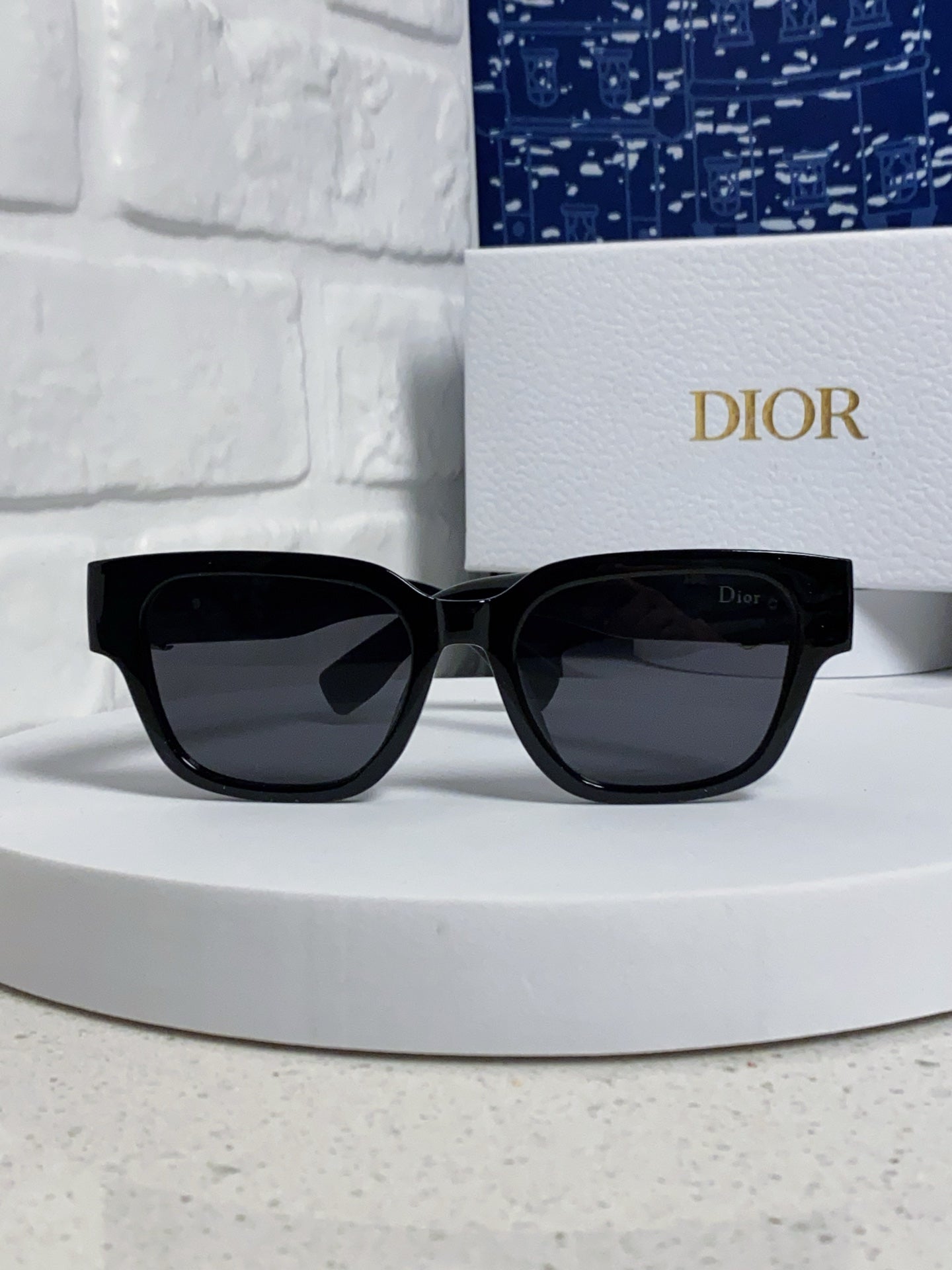 DIOR