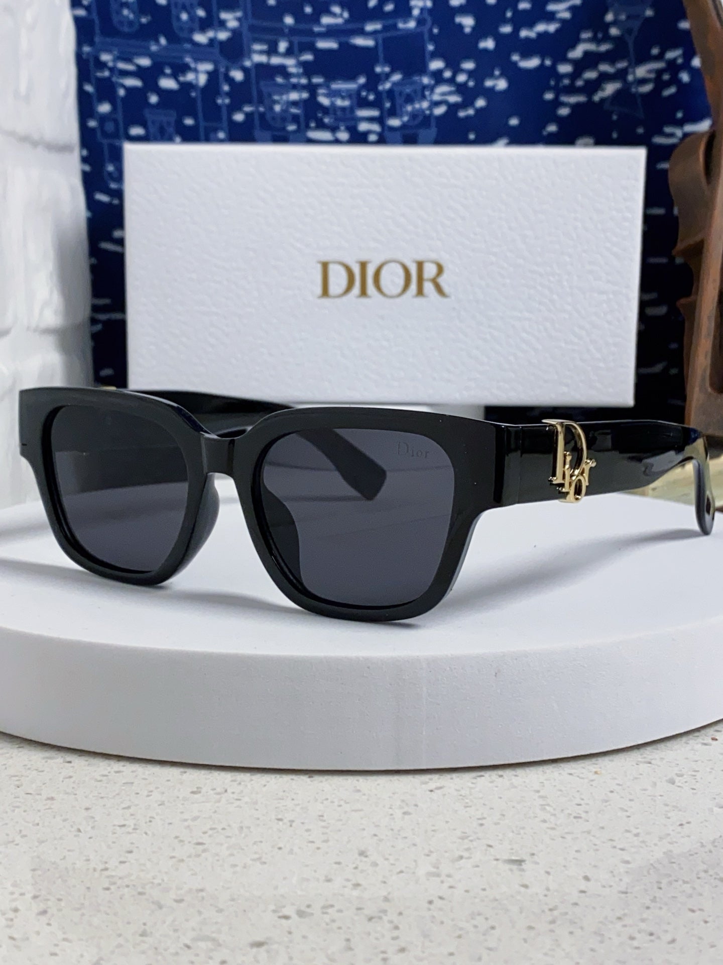 DIOR
